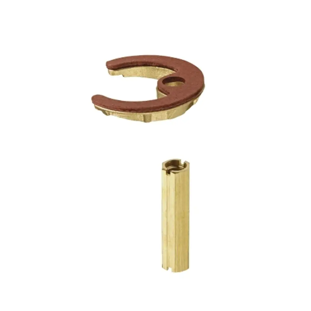 Zwei Teile einer Schaftbefestigung von Hansgrohe: ein gebogenes Metallstück und ein zylindrischer Halter, beide in gold- und rotfarbenem Design.